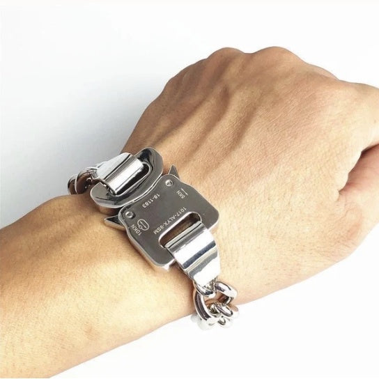 Metal safety buckle